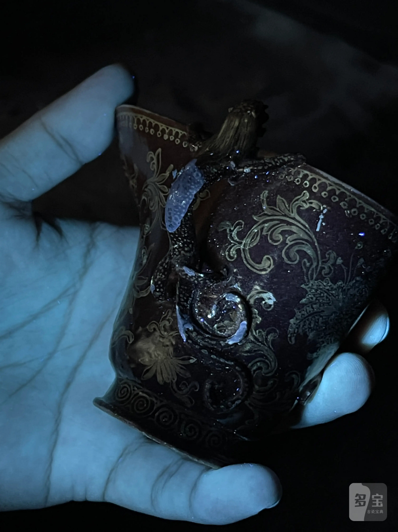 清乾隆 酱釉描金花卉纹堆塑螭龙爵杯 - 图14